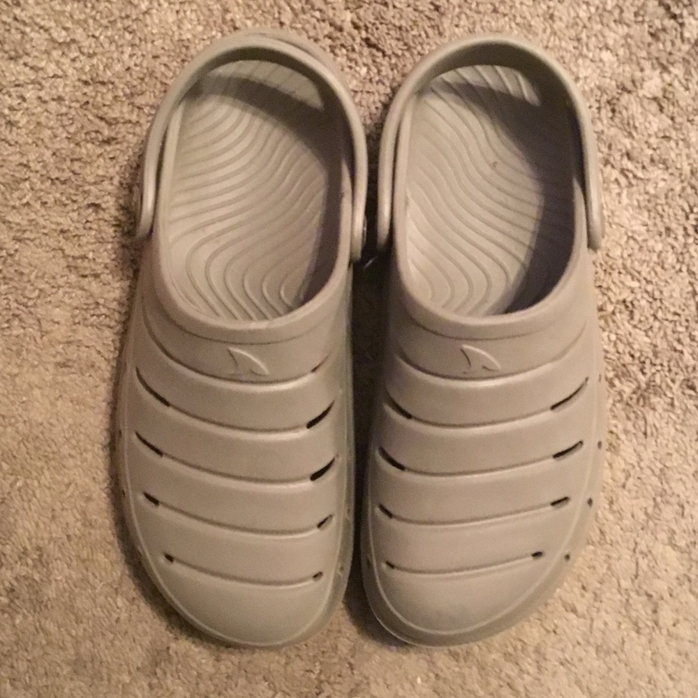RUGGED SHARK SIZE 7 BEIGE RUBBER CASUAL SHOES. WORN 1 TIME IN HOME. LIKE NEW